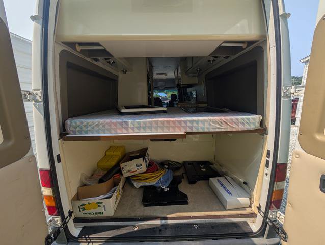 Used 2005 Freightliner Sprinter 2500 RWD image 9
