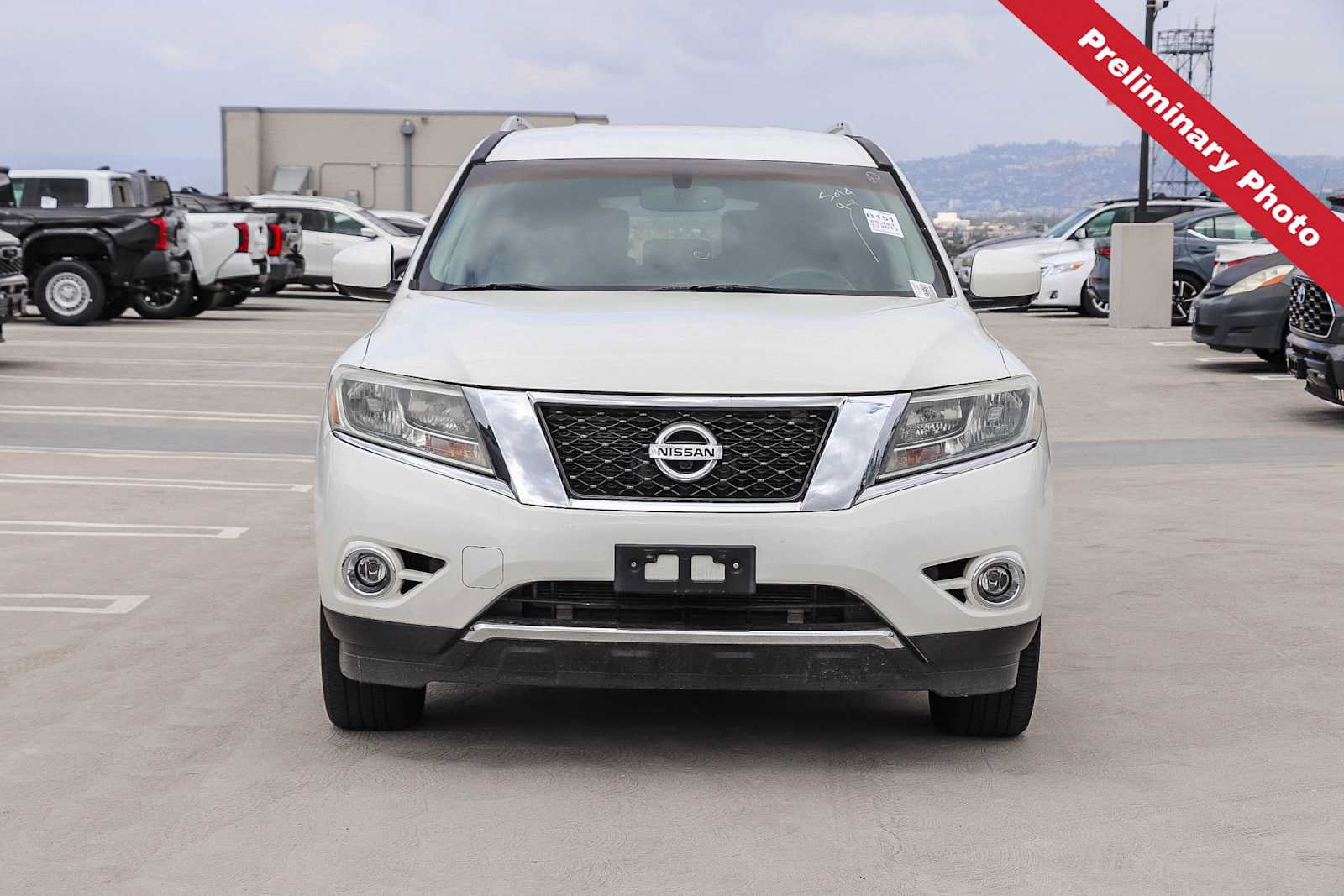 Used 2013 Nissan Pathfinder Platinum FWD image 2