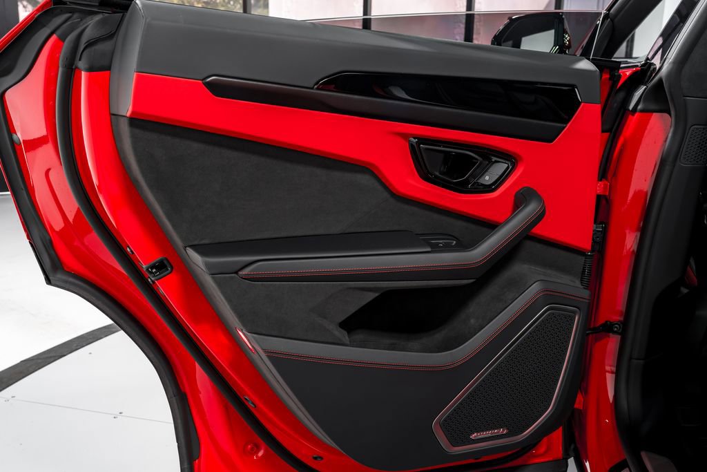 Used 2025 Lamborghini Urus SE AWD/4WD image 29