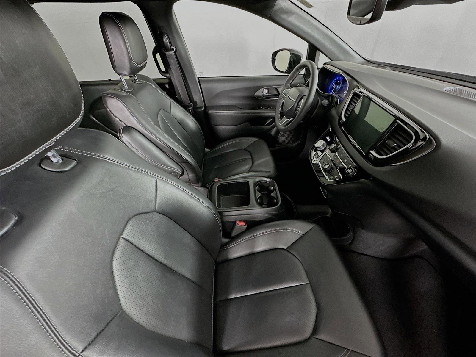 Used 2025 Chrysler Pacifica Select image 27