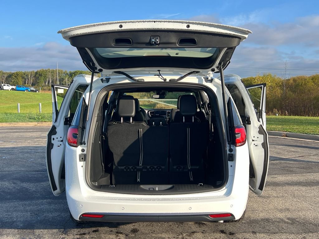 New 2026 Chrysler Pacifica Select image 37
