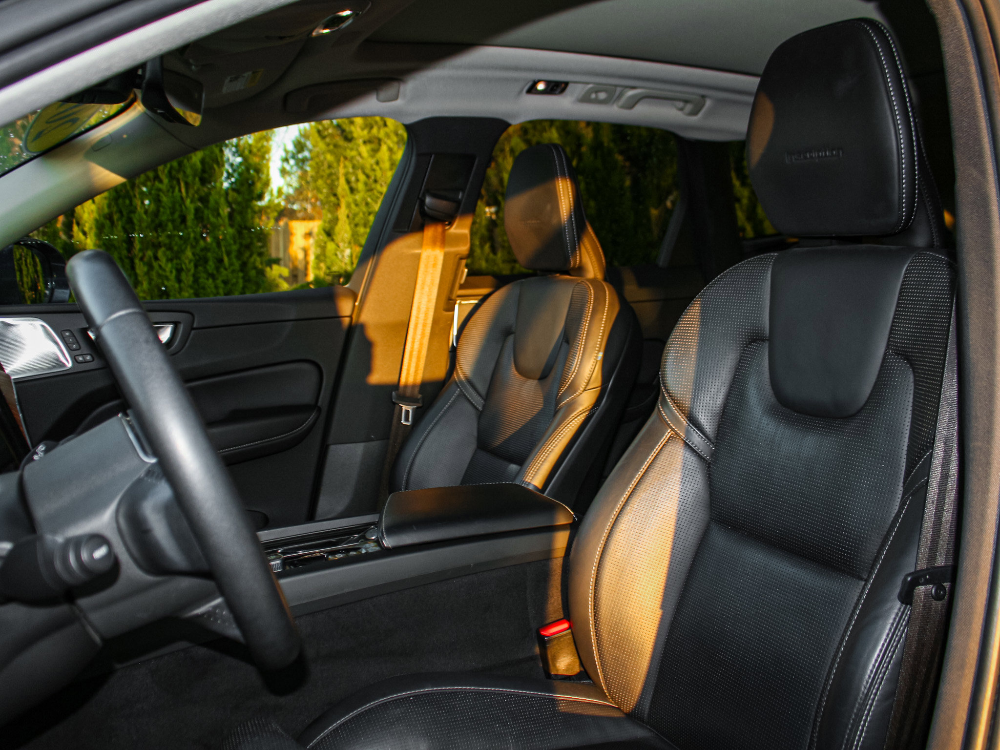 Used 2019 Volvo XC60 T8 Inscription w/ Advanced Package AWD/4WD image 16