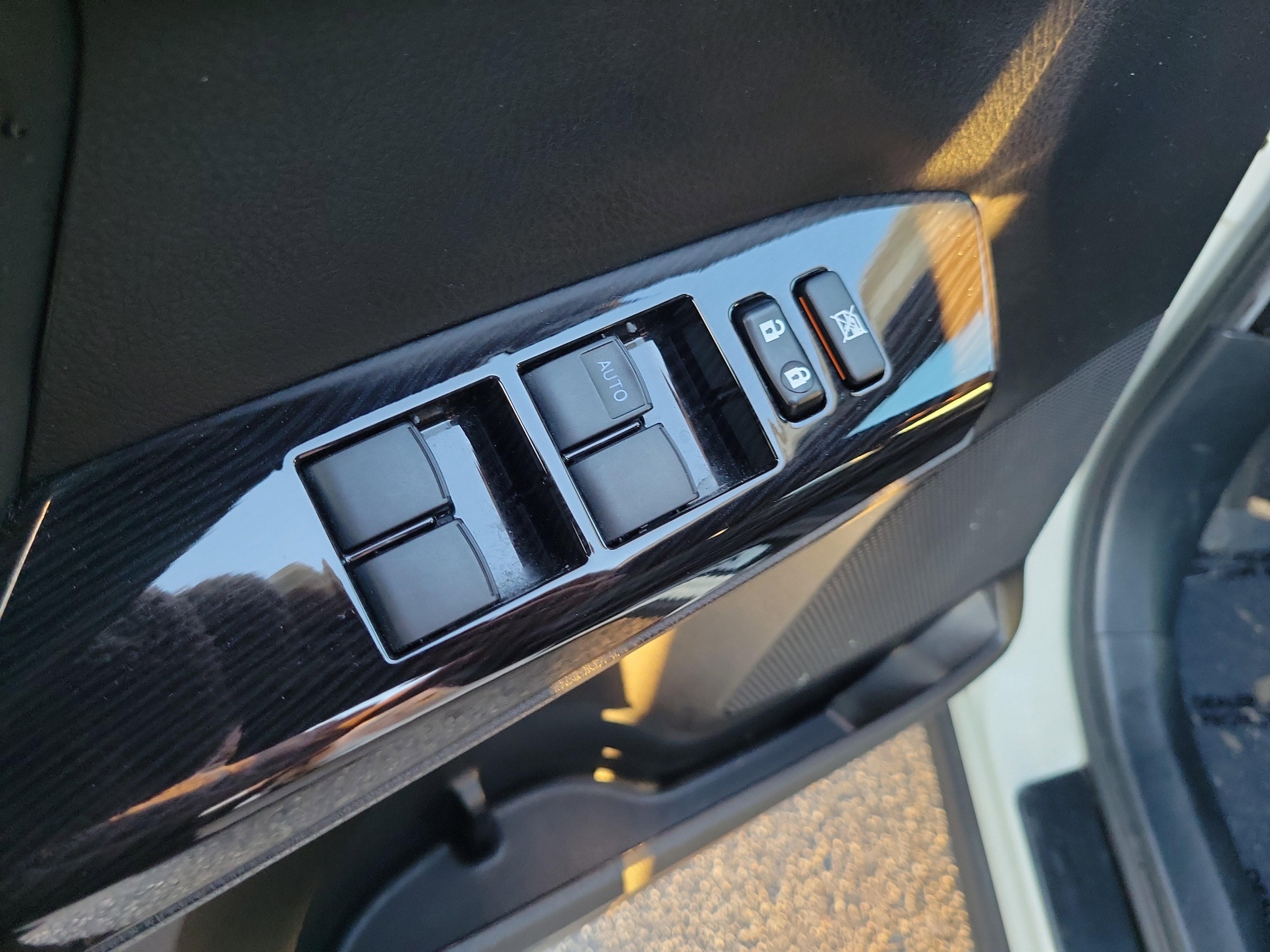 Used 2018 Toyota RAV4 SE image 14