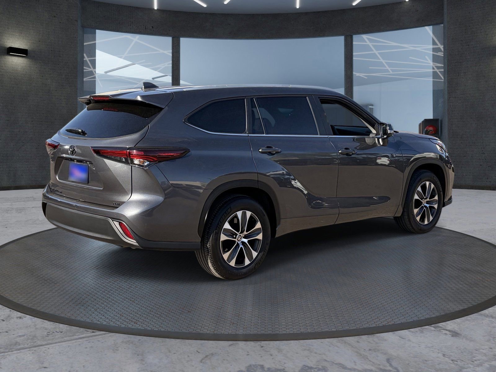 Used 2025 Toyota Highlander XLE FWD image 6