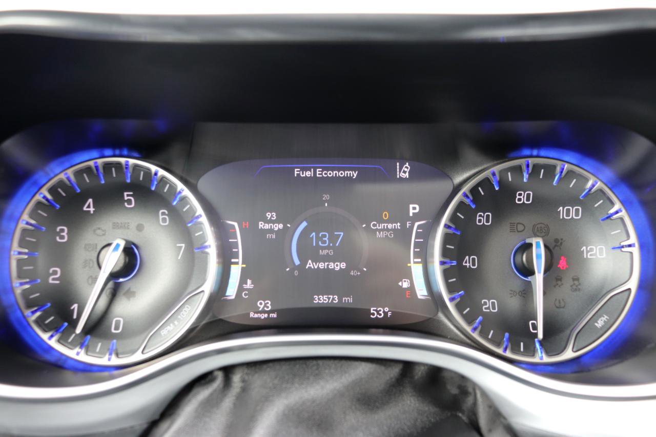 Used 2025 Chrysler Pacifica Limited image 35