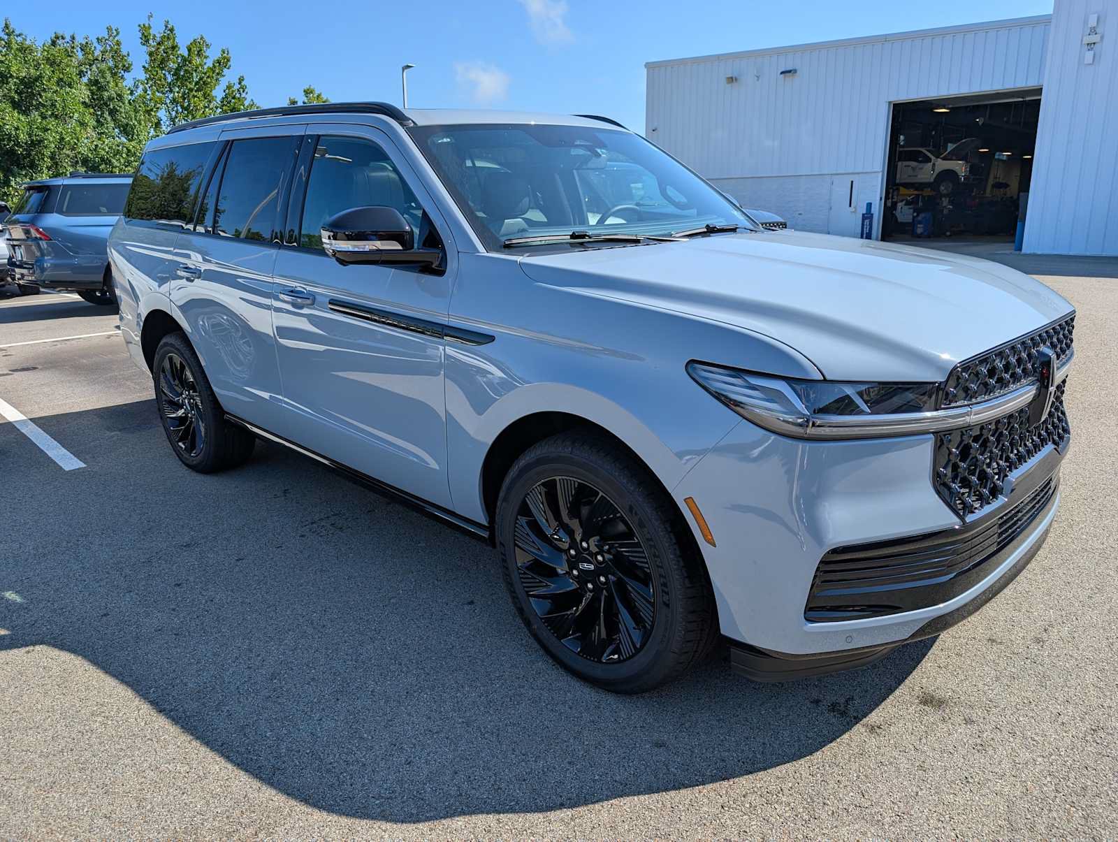 New 2027 Lincoln Navigator Reserve w/ Jet Appearance Package AWD/4WD image 6