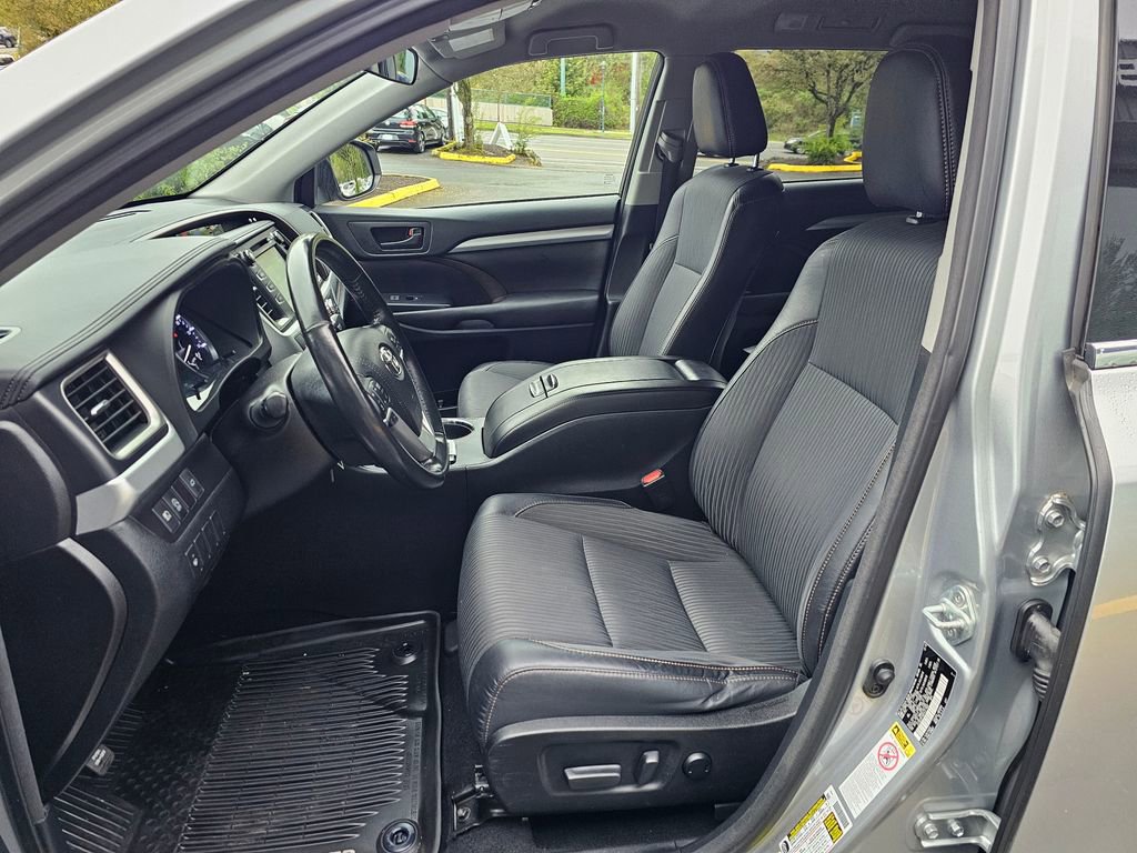 Used 2017 Toyota Highlander Plus AWD/4WD image 22