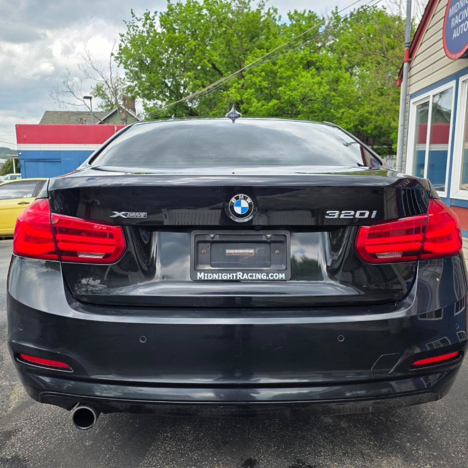 Used 2017 BMW 320i xDrive Sedan AWD/4WD image 4
