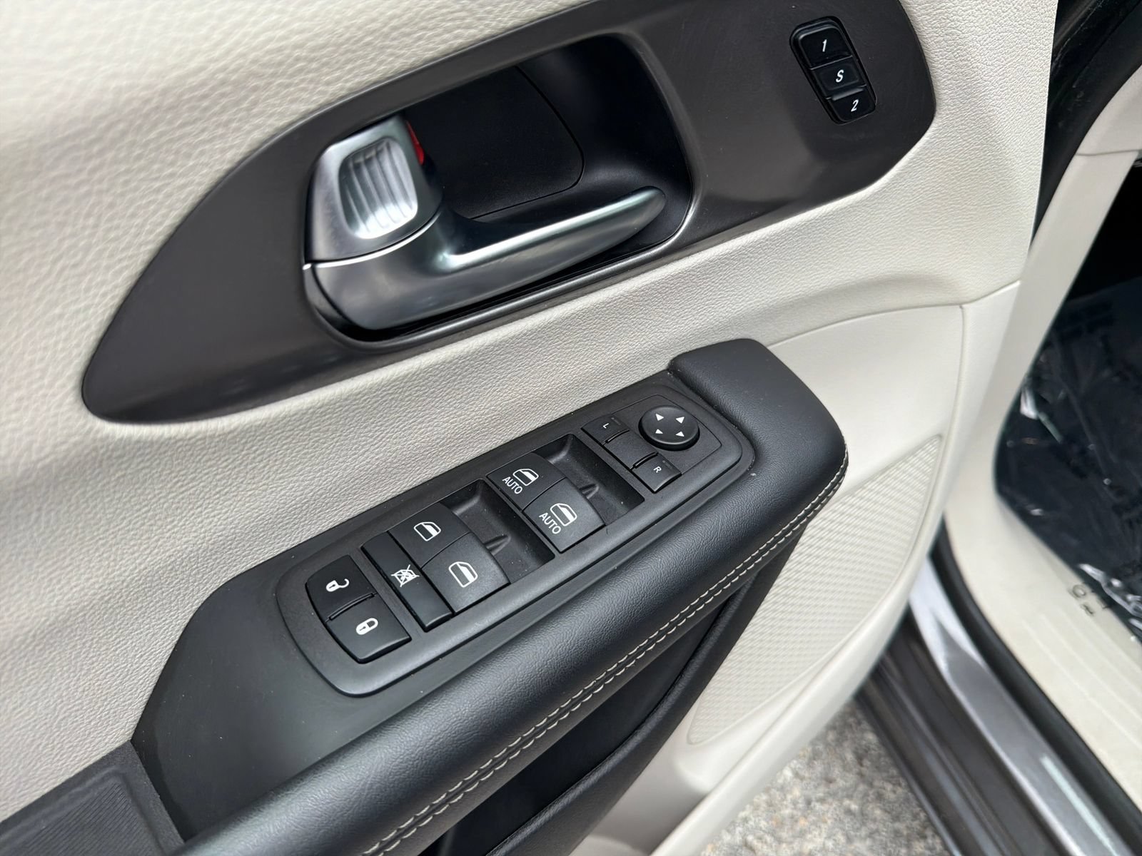 Used 2023 Chrysler Pacifica Touring-L FWD image 28