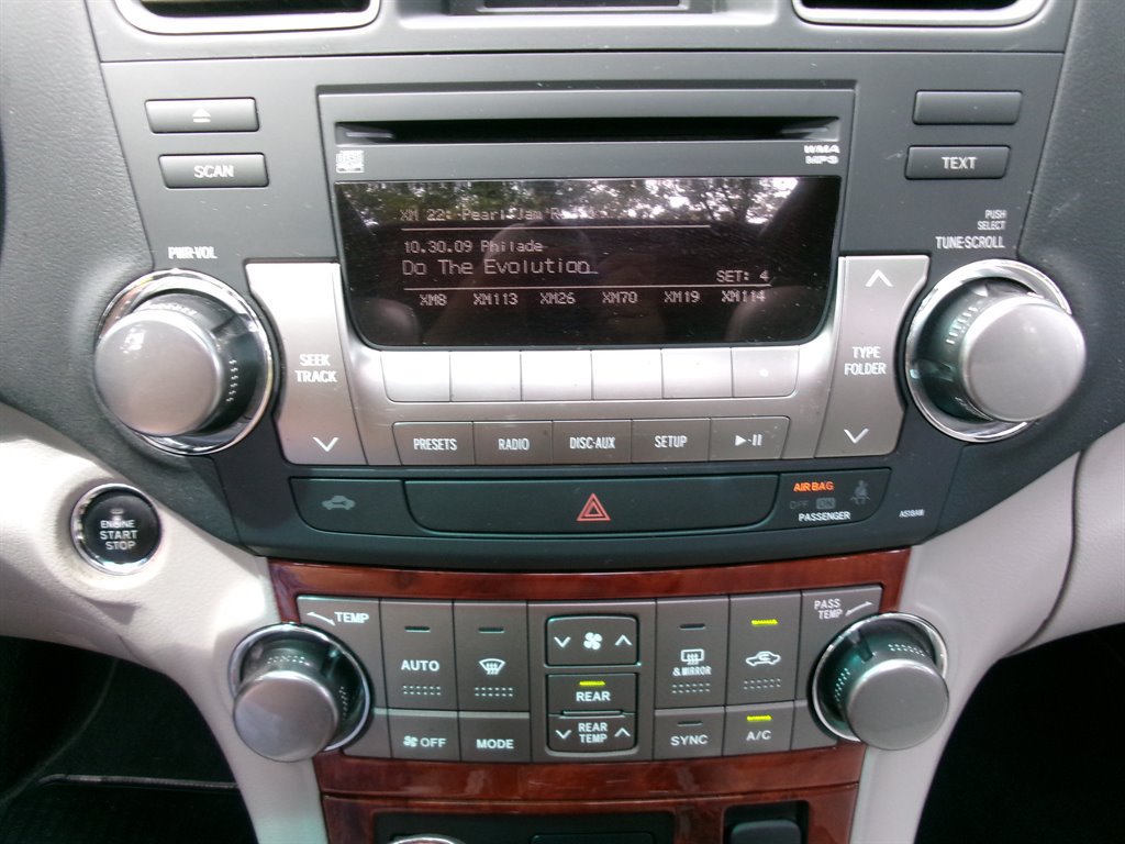 Used 2012 Toyota Highlander Limited w/ Tow Pkg FWD image 39