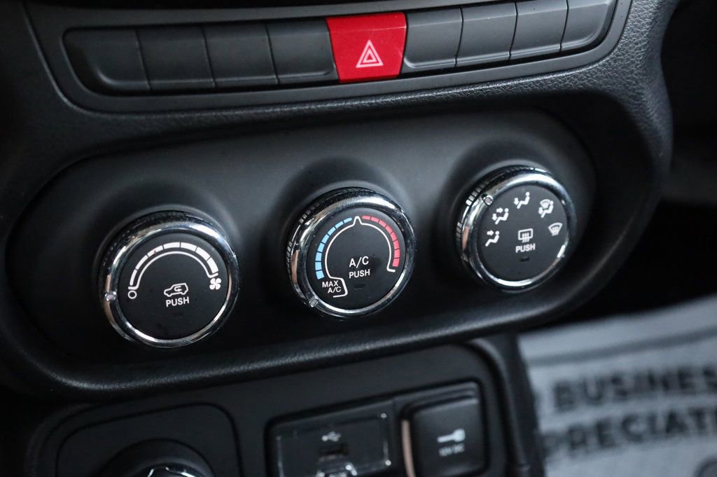 Used 2015 Jeep Renegade Latitude image 31