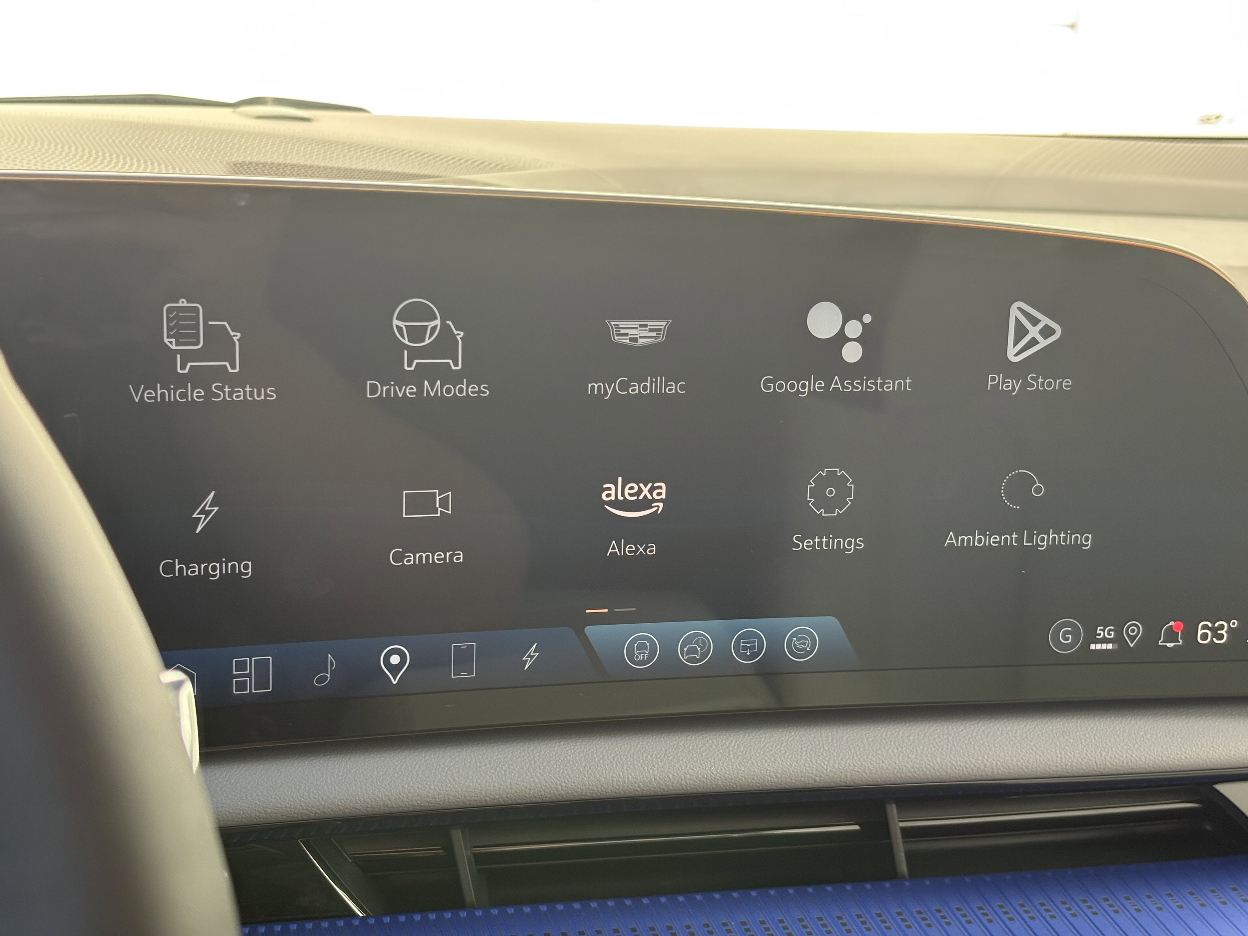 New 2025 Cadillac Optiq Luxury 1 image 23