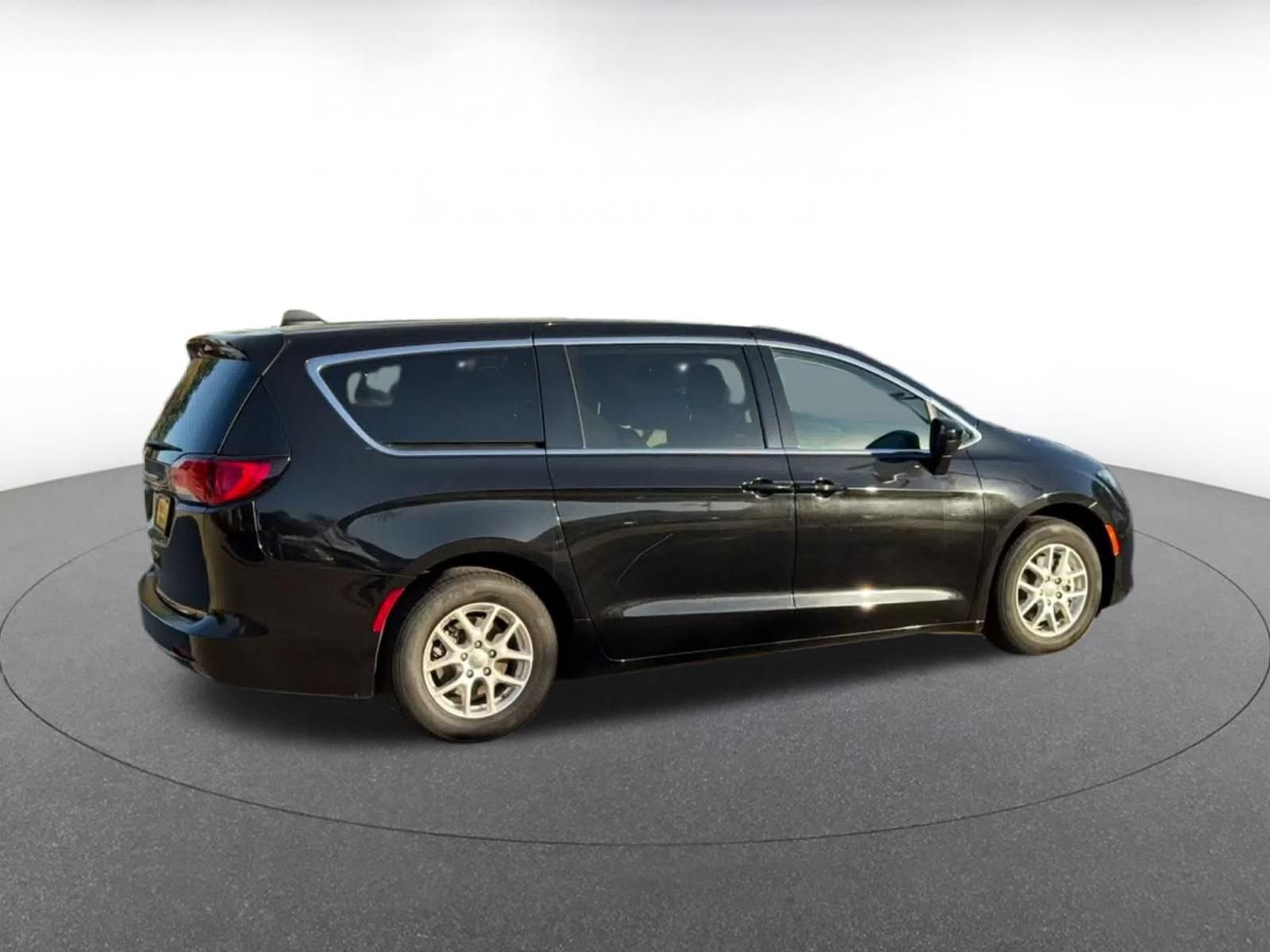 Used 2024 Chrysler Voyager LX FWD image 13