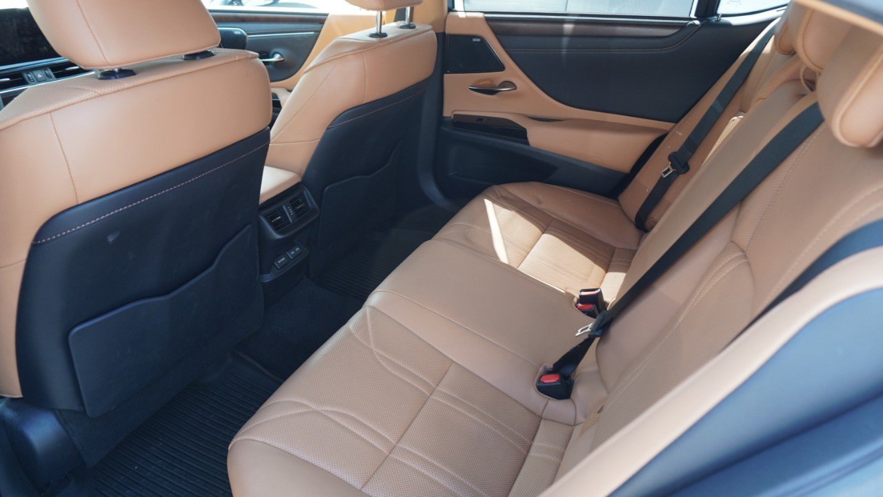Used 2023 Lexus ES 350 Ultra Luxury w/ Accessory Package (Z2) FWD image 10