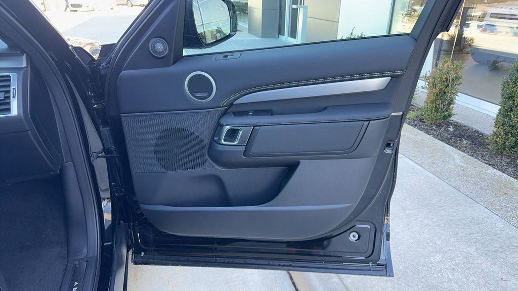 Used 2024 Land Rover Discovery Dynamic SE image 24