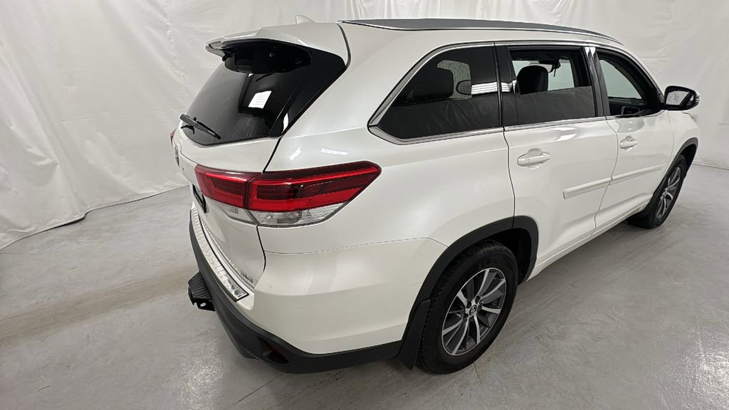 Used 2018 Toyota Highlander XLE image 3