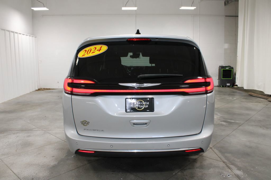 Used 2024 Chrysler Pacifica Touring-L image 8
