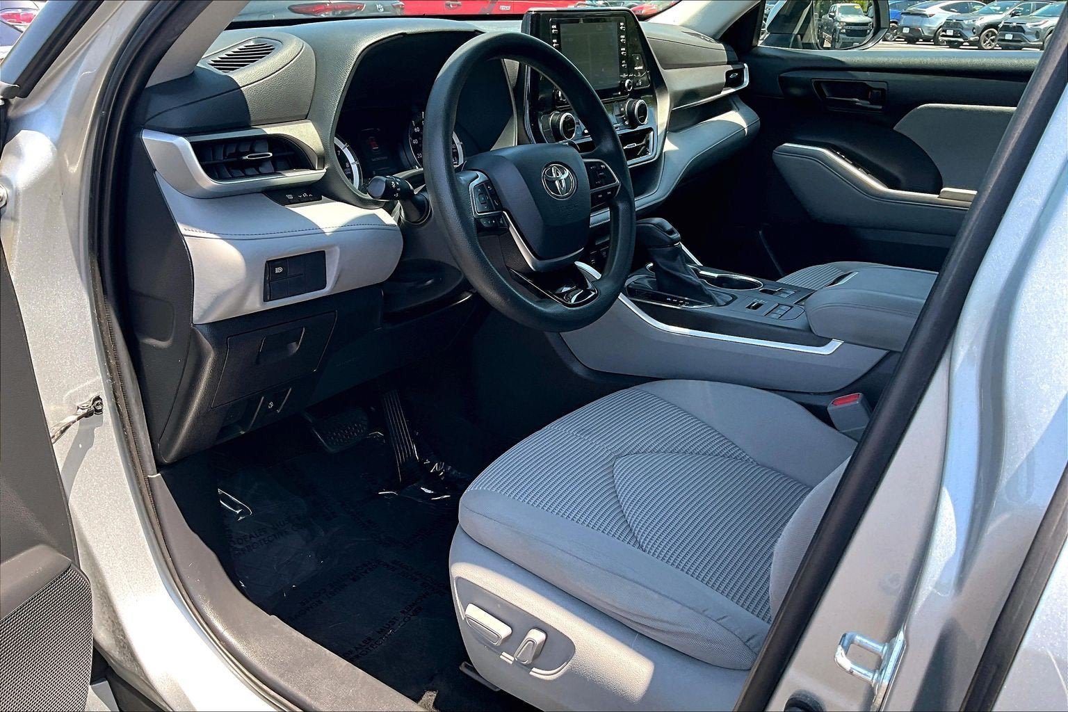 Used 2021 Toyota Highlander L AWD/4WD image 12