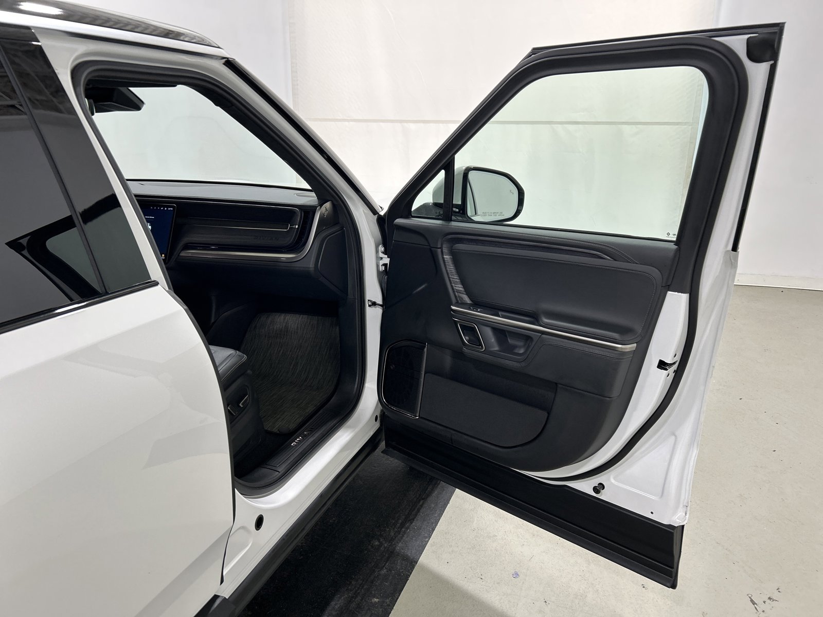 Used 2024 Rivian R1S Adventure image 18