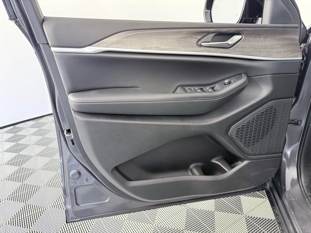 New 2026 Jeep Grand Cherokee Altitude image 9