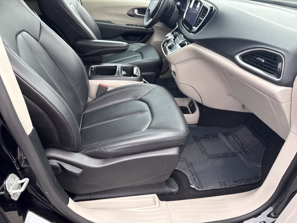 Used 2024 Chrysler Pacifica Touring-L FWD image 23