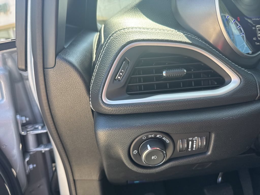New 2026 Chrysler Pacifica Select AWD/4WD image 8