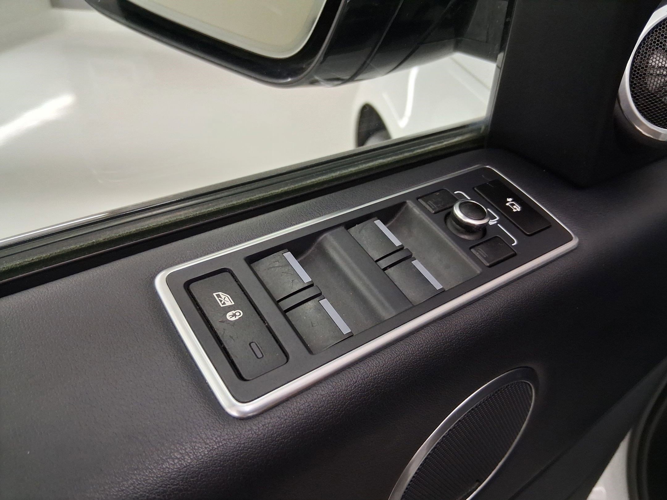 Used 2015 Land Rover Range Rover Supercharged image 12