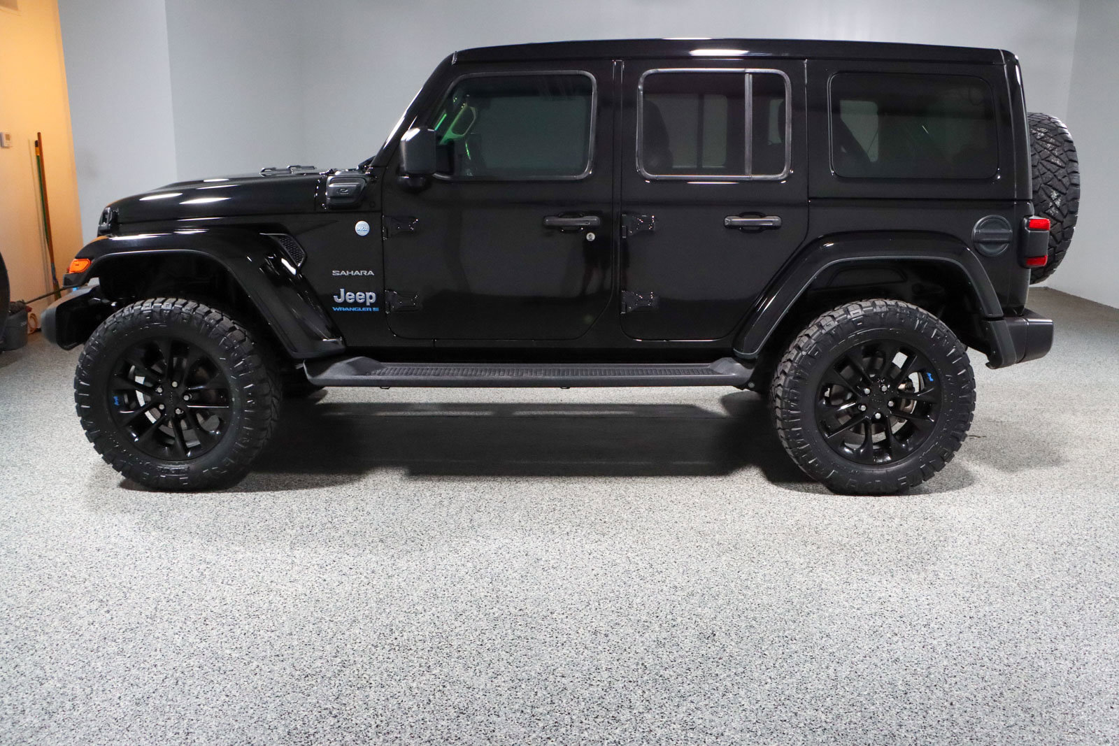 Used 2023 Jeep Wrangler Unlimited Sahara w/ Cold Weather Group AWD/4WD image 11