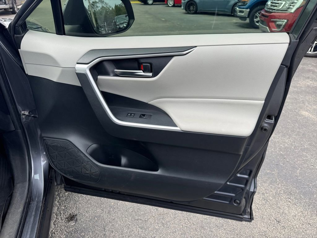 Used 2022 Toyota RAV4 XLE Premium image 22