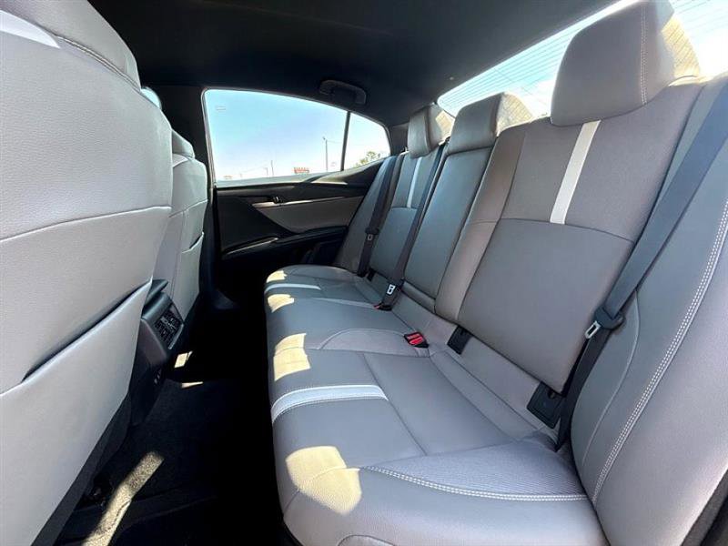 Used 2025 Toyota Camry SE image 33