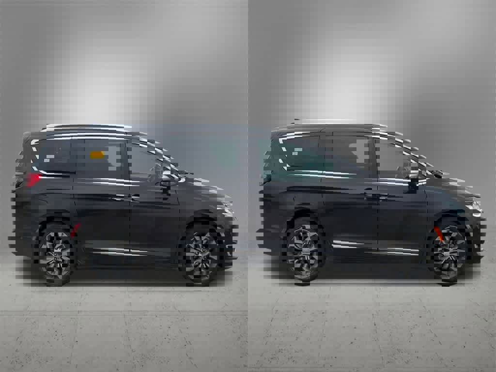 Used 2017 Chrysler Pacifica Limited image 7