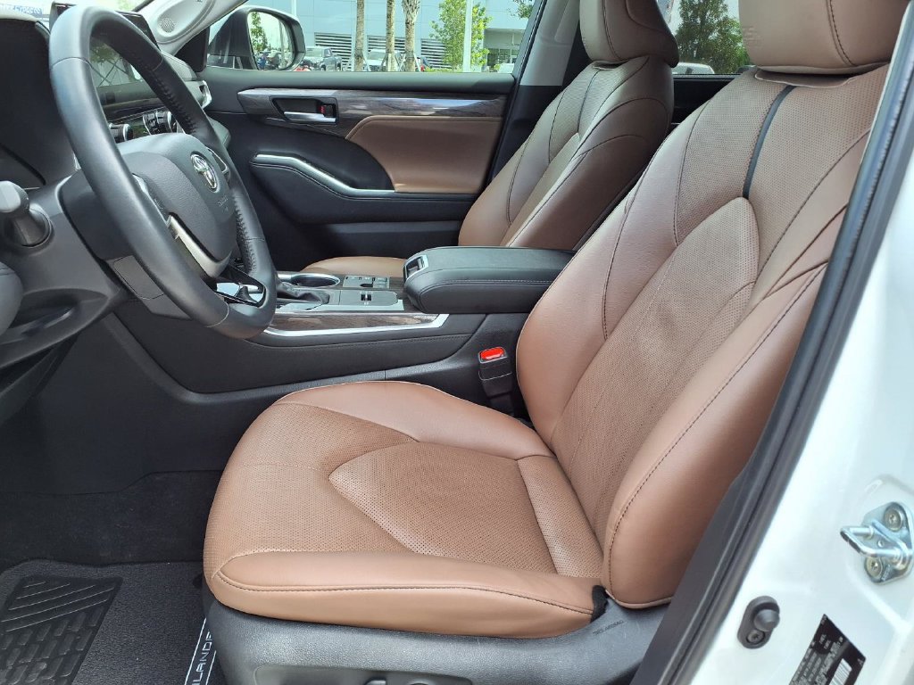 Used 2025 Toyota Highlander Limited AWD/4WD image 27