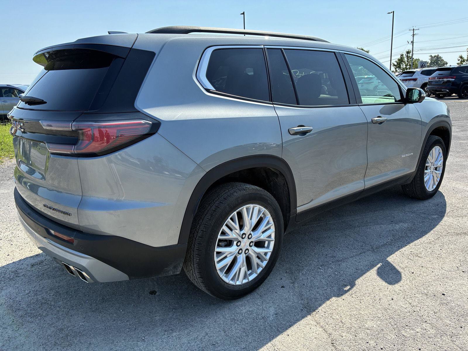 Used 2025 GMC Acadia Elevation w/ Elevation Premium Package AWD/4WD image 9