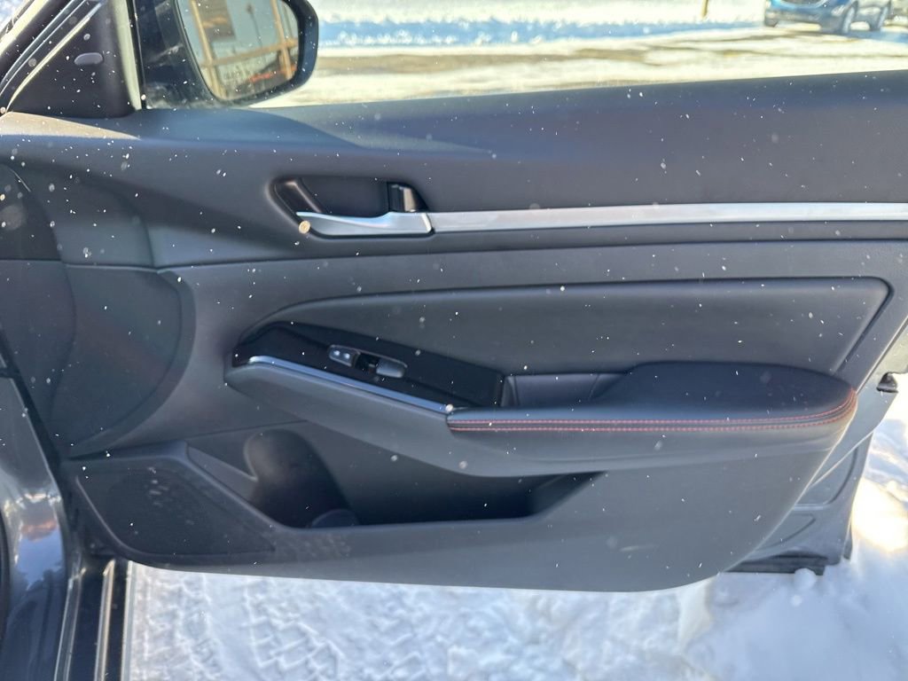 Used 2025 Nissan Altima 2.5 SR image 32