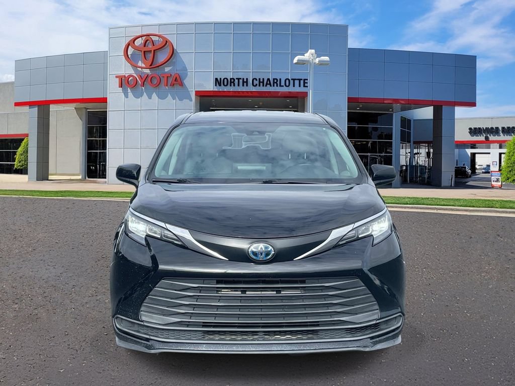 Used 2022 Toyota Sienna LE FWD image 2