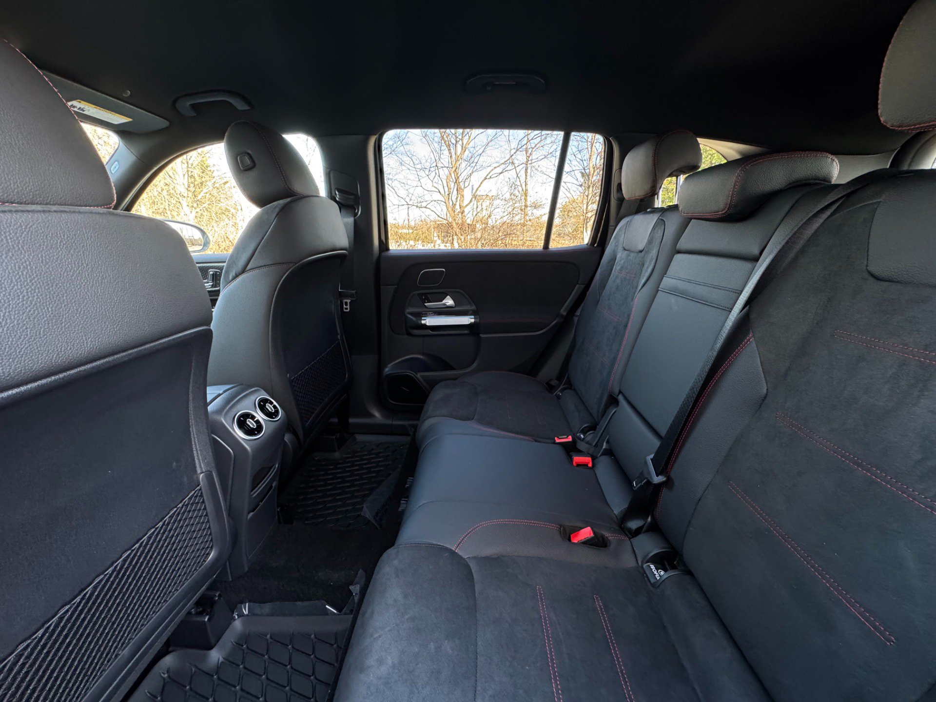 Used 2025 Mercedes-Benz GLB 250 w/ AMG Night Package image 45