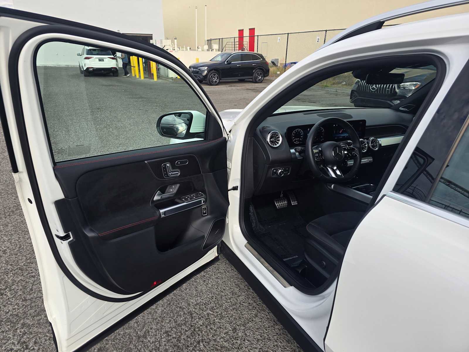 Used 2025 Mercedes-Benz GLB 35 AMG 4MATIC image 21