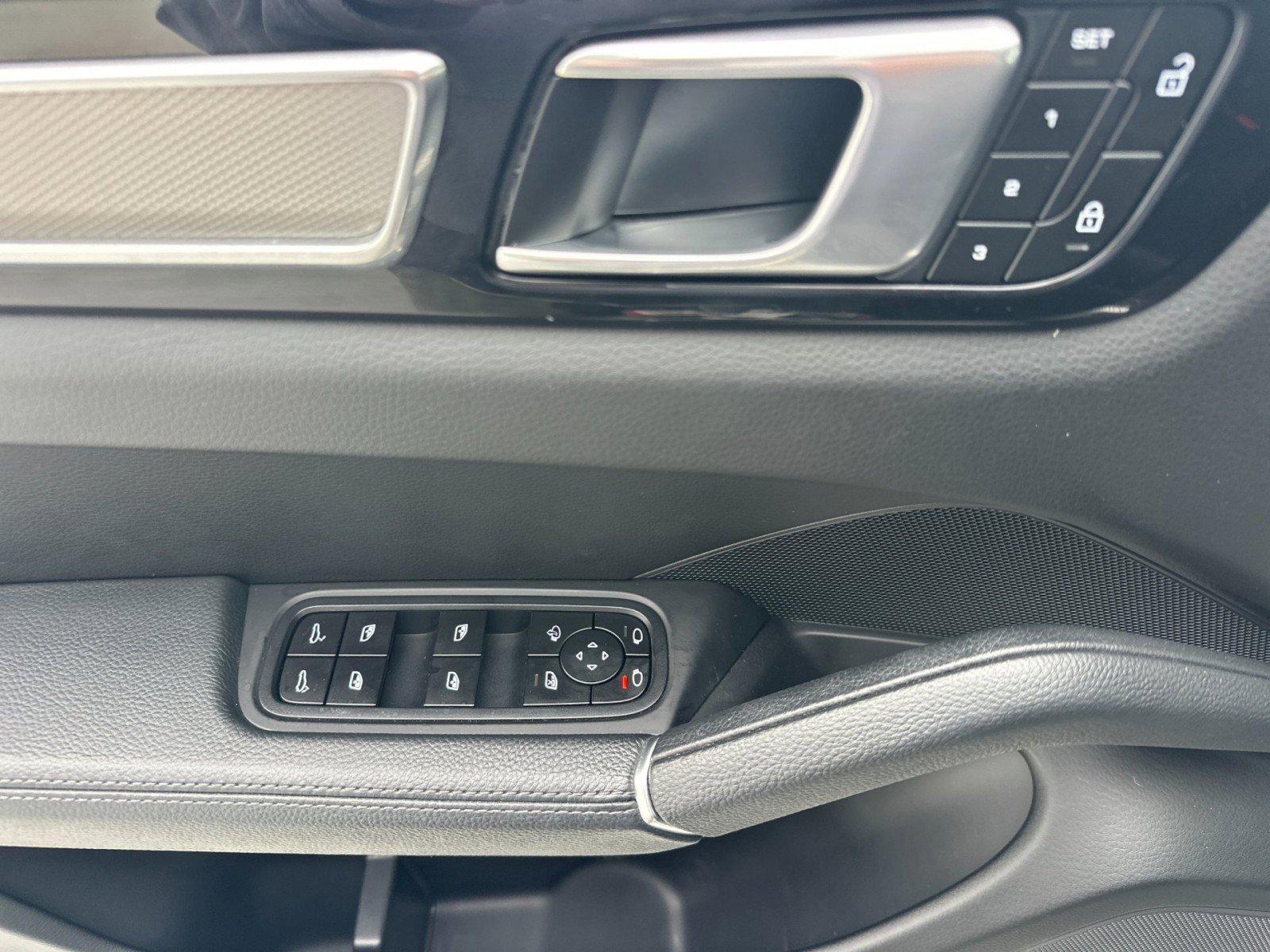 Used 2023 Porsche Cayenne Platinum Edition image 12