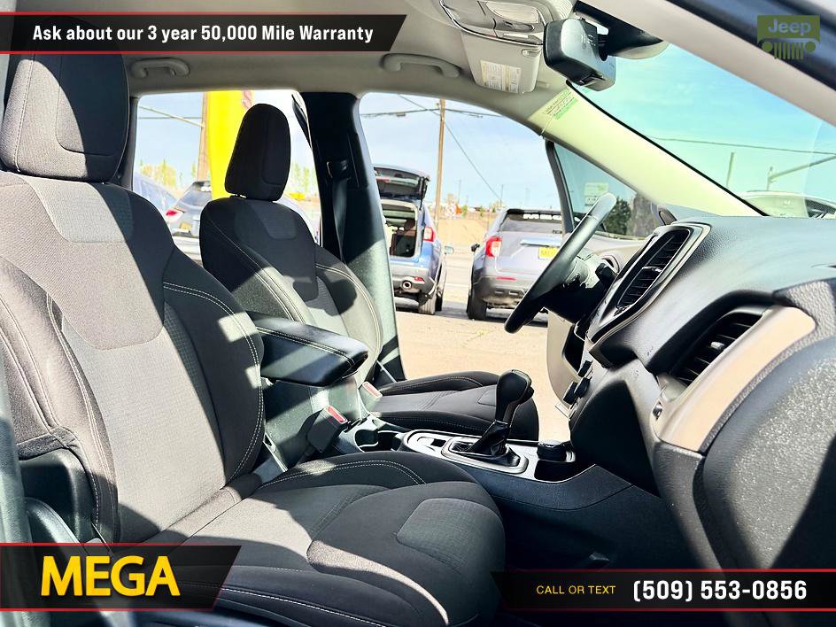 Used 2017 Jeep Cherokee Latitude AWD/4WD image 22
