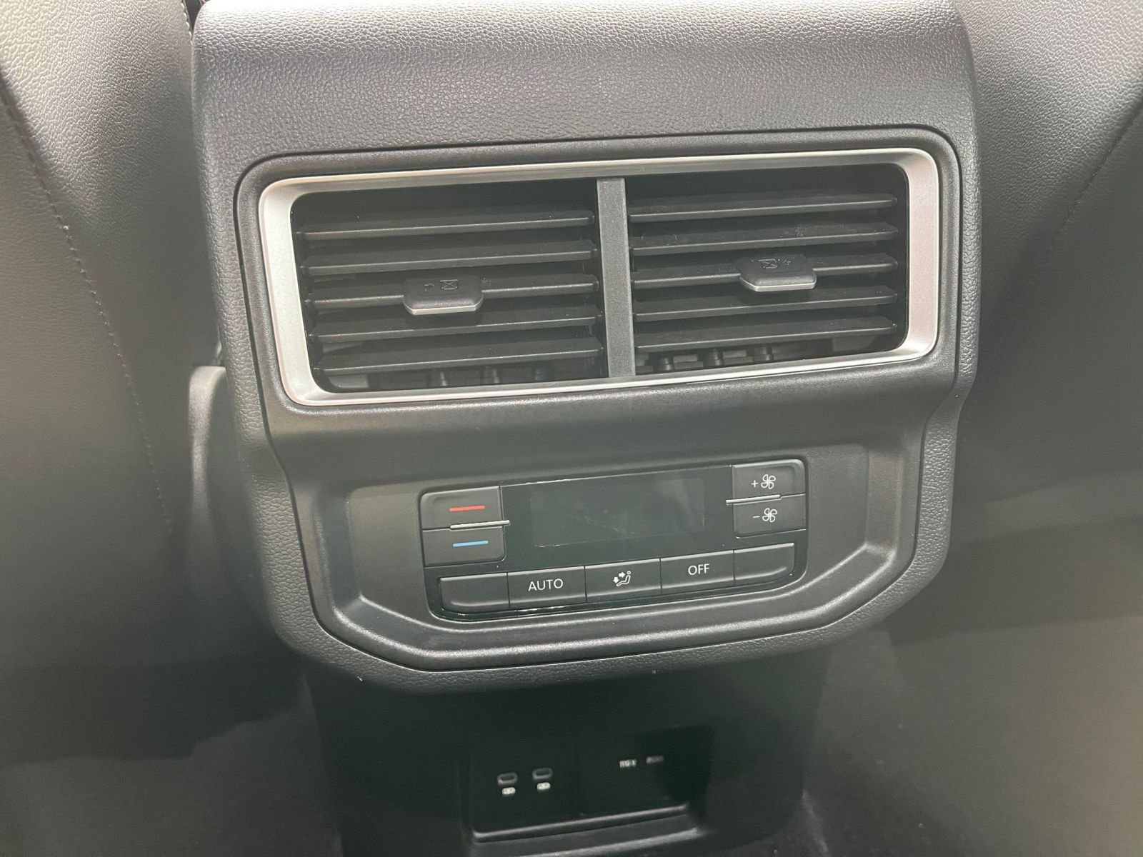 Used 2025 Volkswagen Atlas SE image 24