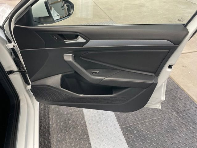 Certified 2023 Volkswagen Jetta SE w/ Panoramic Sunroof Package FWD image 2