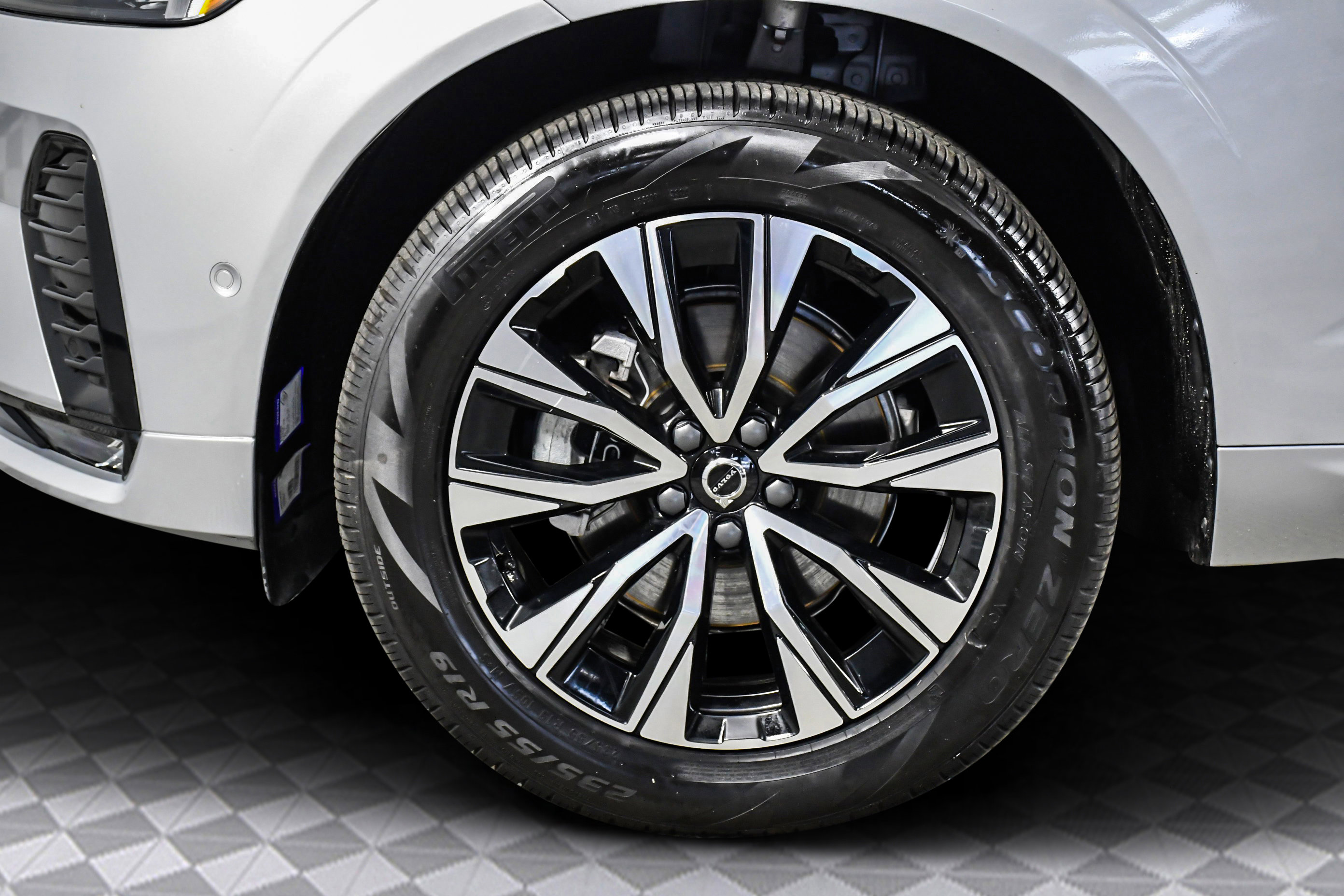 Used 2025 Volvo XC60 B5 Plus image 34