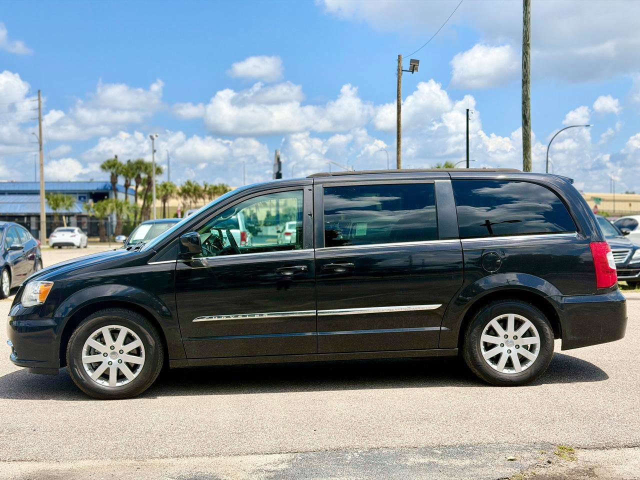 Used 2015 Chrysler Town & Country Touring FWD image 2