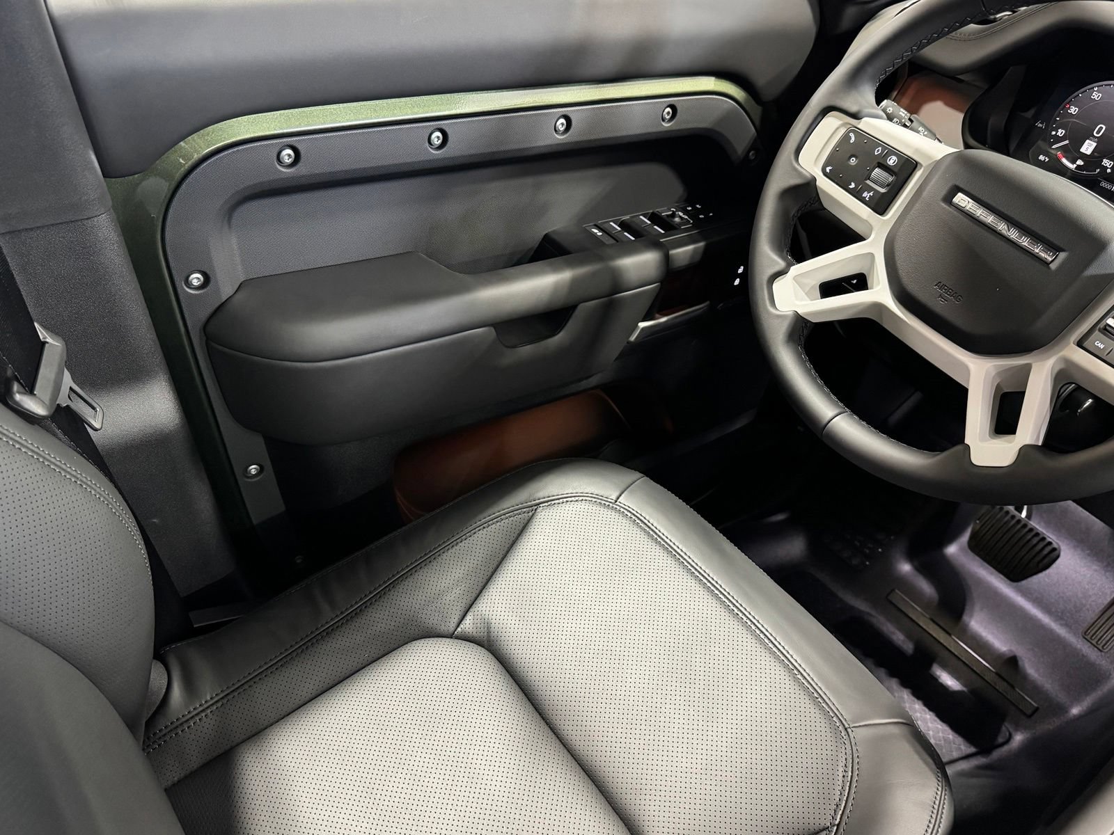 New 2026 Land Rover Defender 110 X-Dynamic SE AWD/4WD image 38