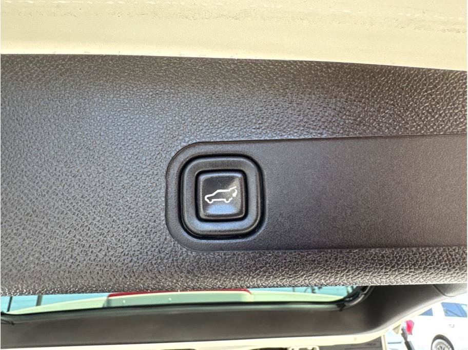 Used 2013 Chevrolet Suburban LTZ RWD image 24