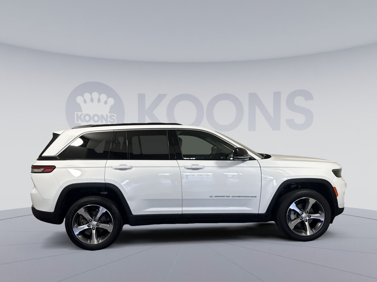 Used 2025 Jeep Grand Cherokee Limited w/ Luxury Tech Group II AWD/4WD image 8