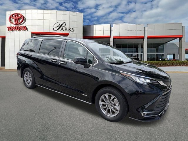 Used 2021 Toyota Sienna XLE FWD image 1