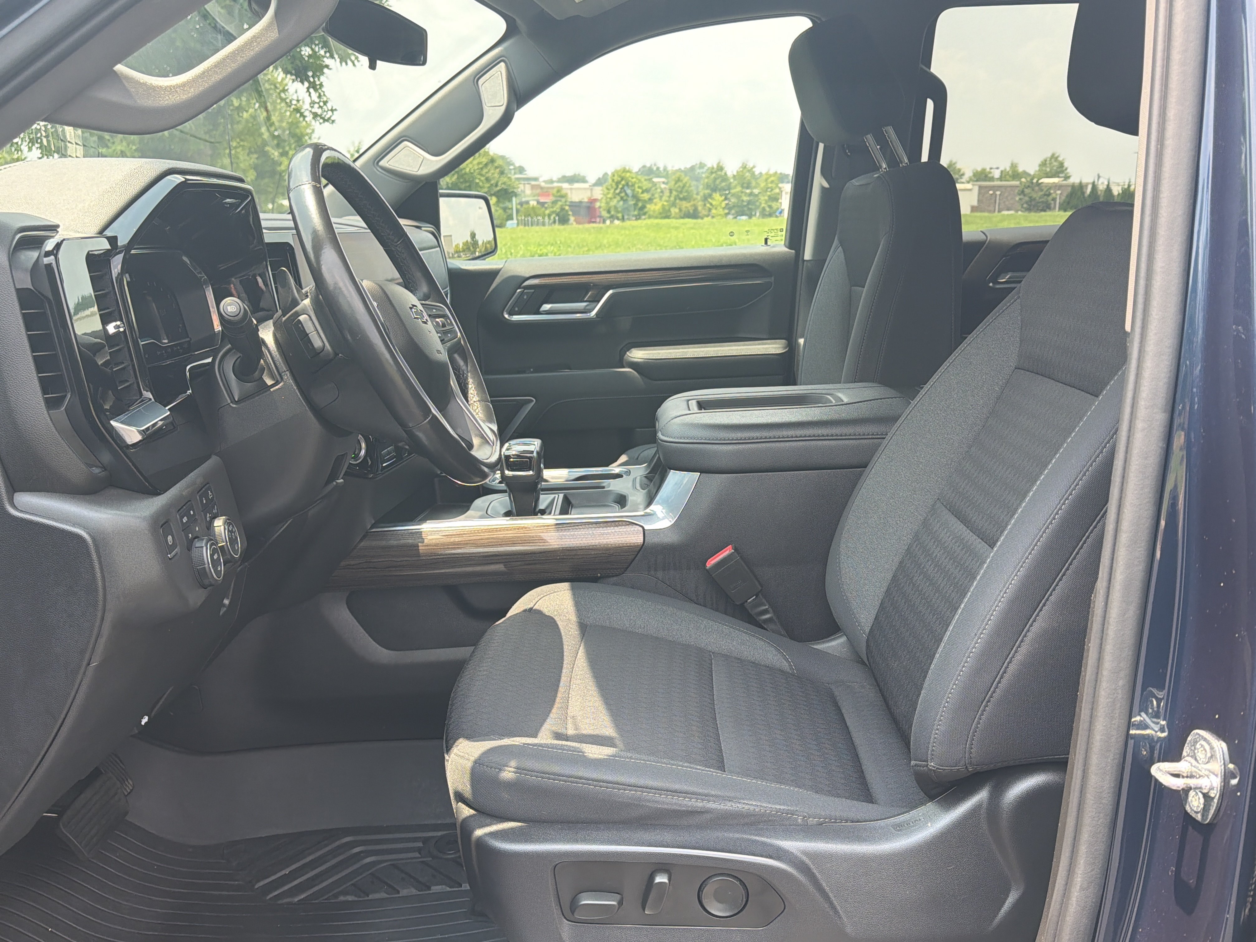 Used 2022 Chevrolet Silverado 1500 LT Trail Boss w/ Convenience Package II AWD/4WD image 24