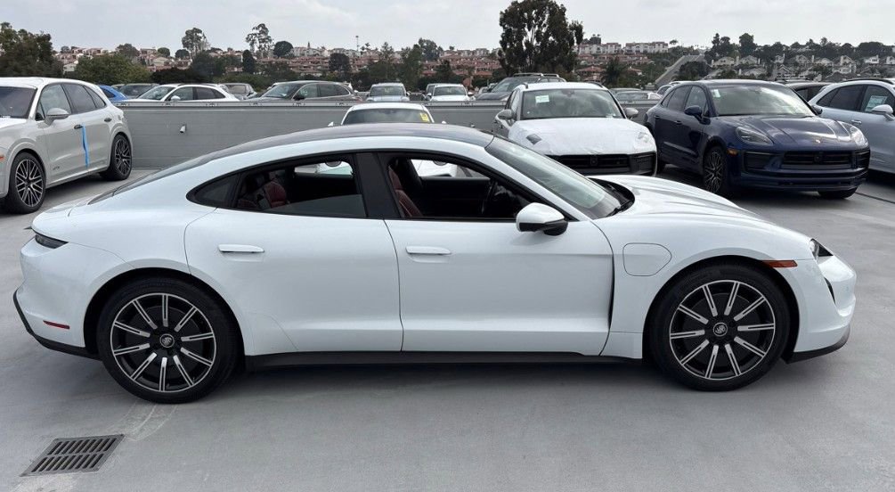 Used 2021 Porsche Taycan image 4