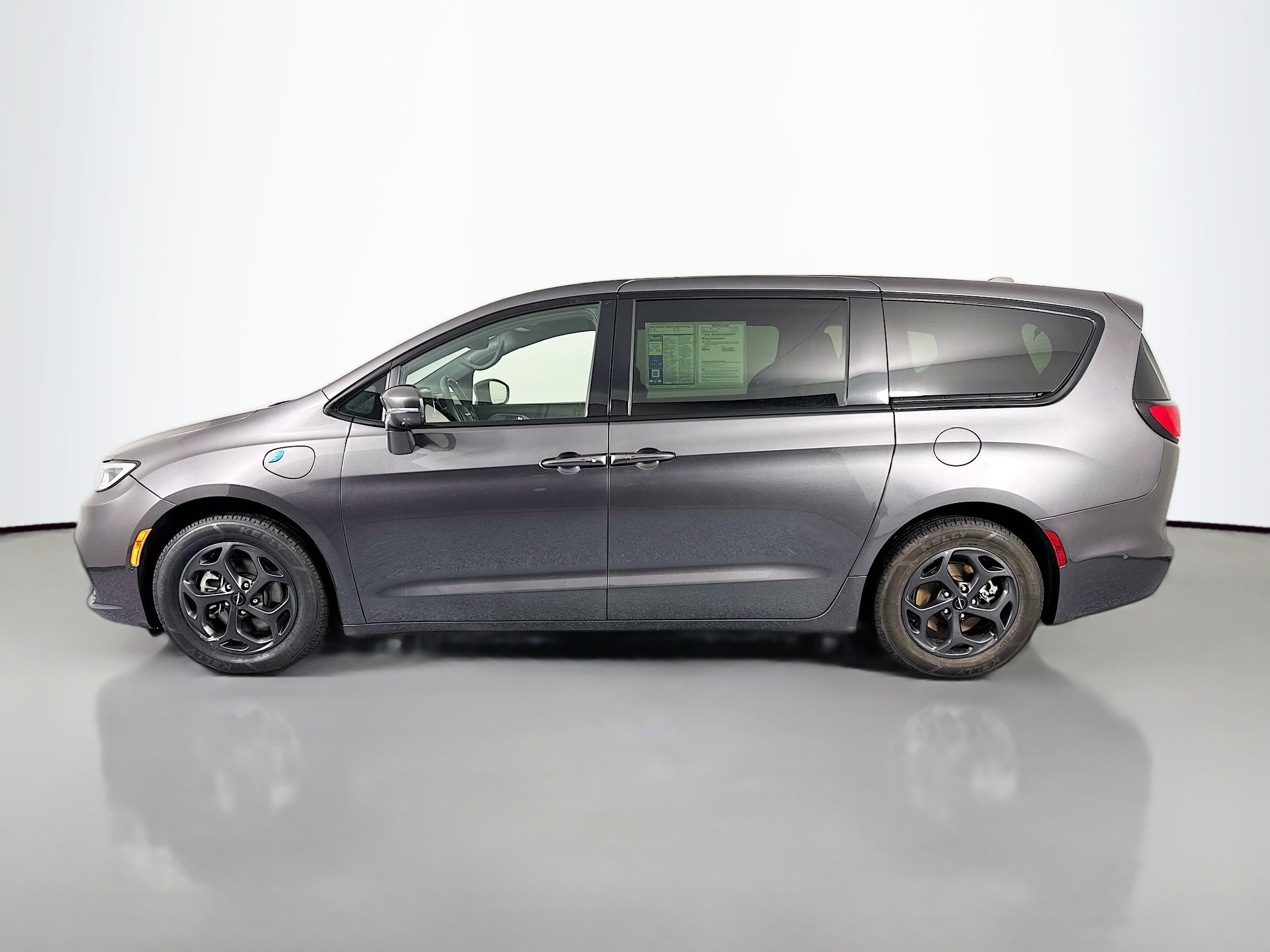 Used 2022 Chrysler Pacifica Touring-L w/ Uconnect Theater Family Group image 8
